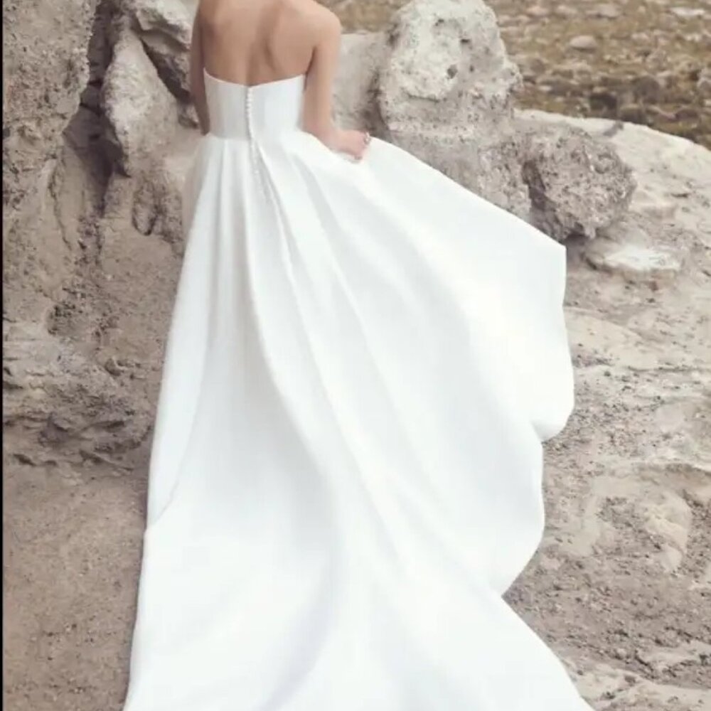 Wedding Dress - Maggie Sottero - Aspen Size 6 with veil - Picture 3 of 14